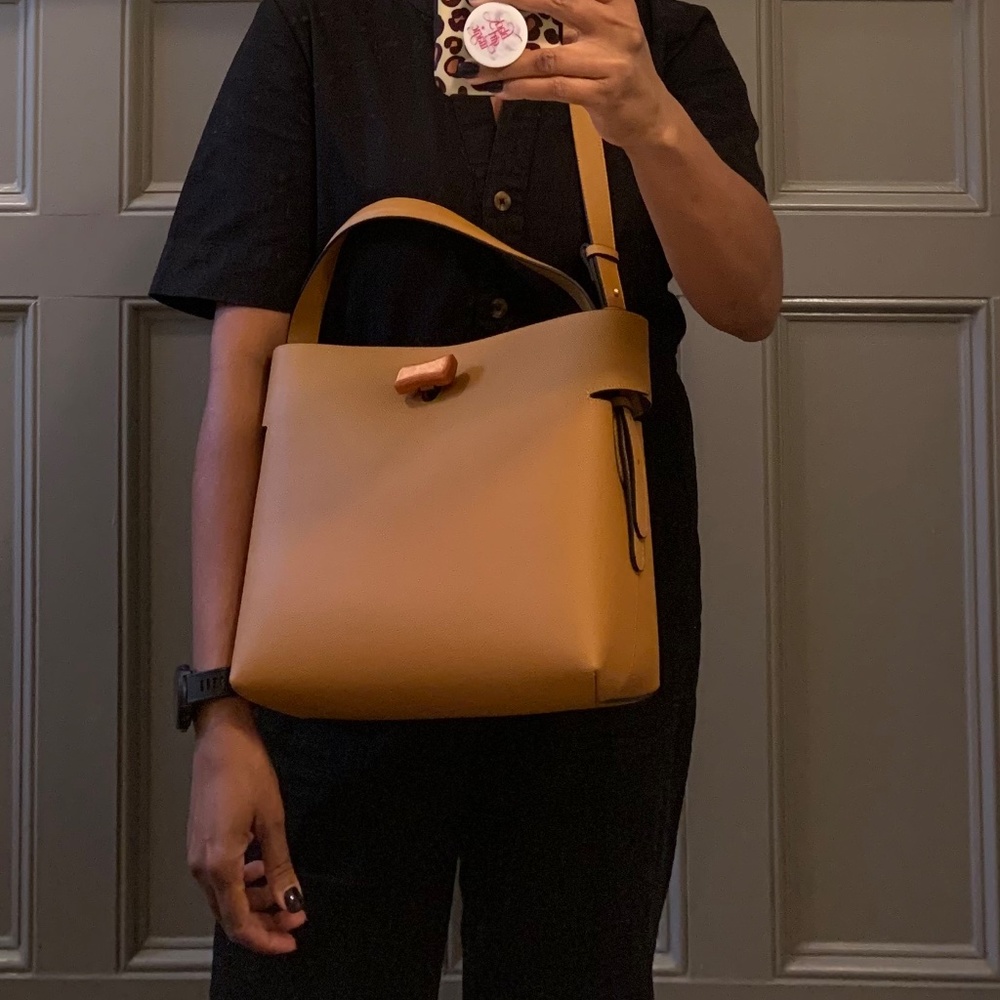 Lookslikesummer Large Gaia top handle tote bag camel color